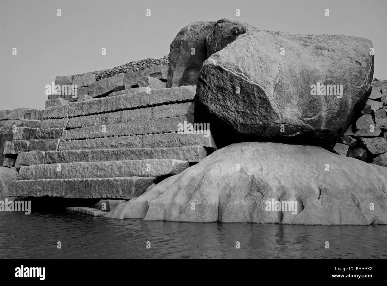 Formations rocheuses de la rivière Tungabhadra dans Hampi, Inde. Banque D'Images