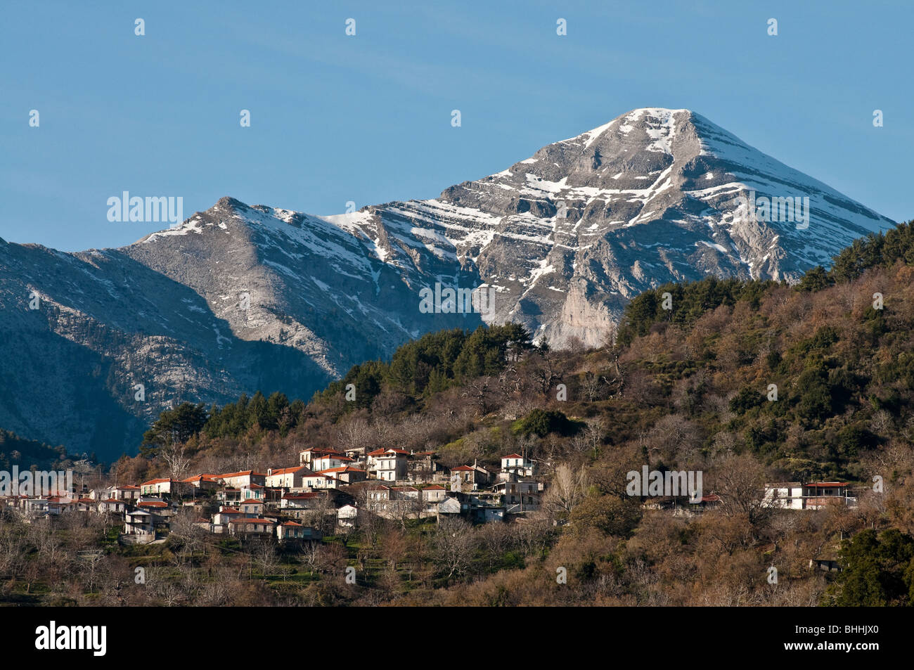 Profitis Ilias, la plus grande montagne dans la gamme Taygète et le village de Banque D'Images