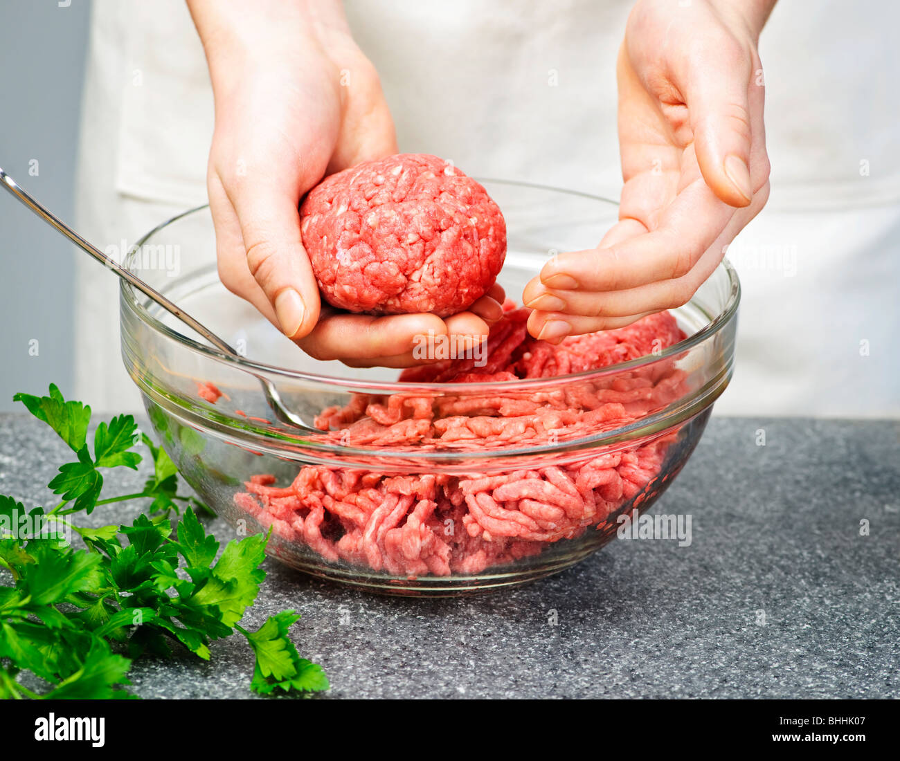 Chef making hamburgers en cuisine avec du boeuf haché Banque D'Images