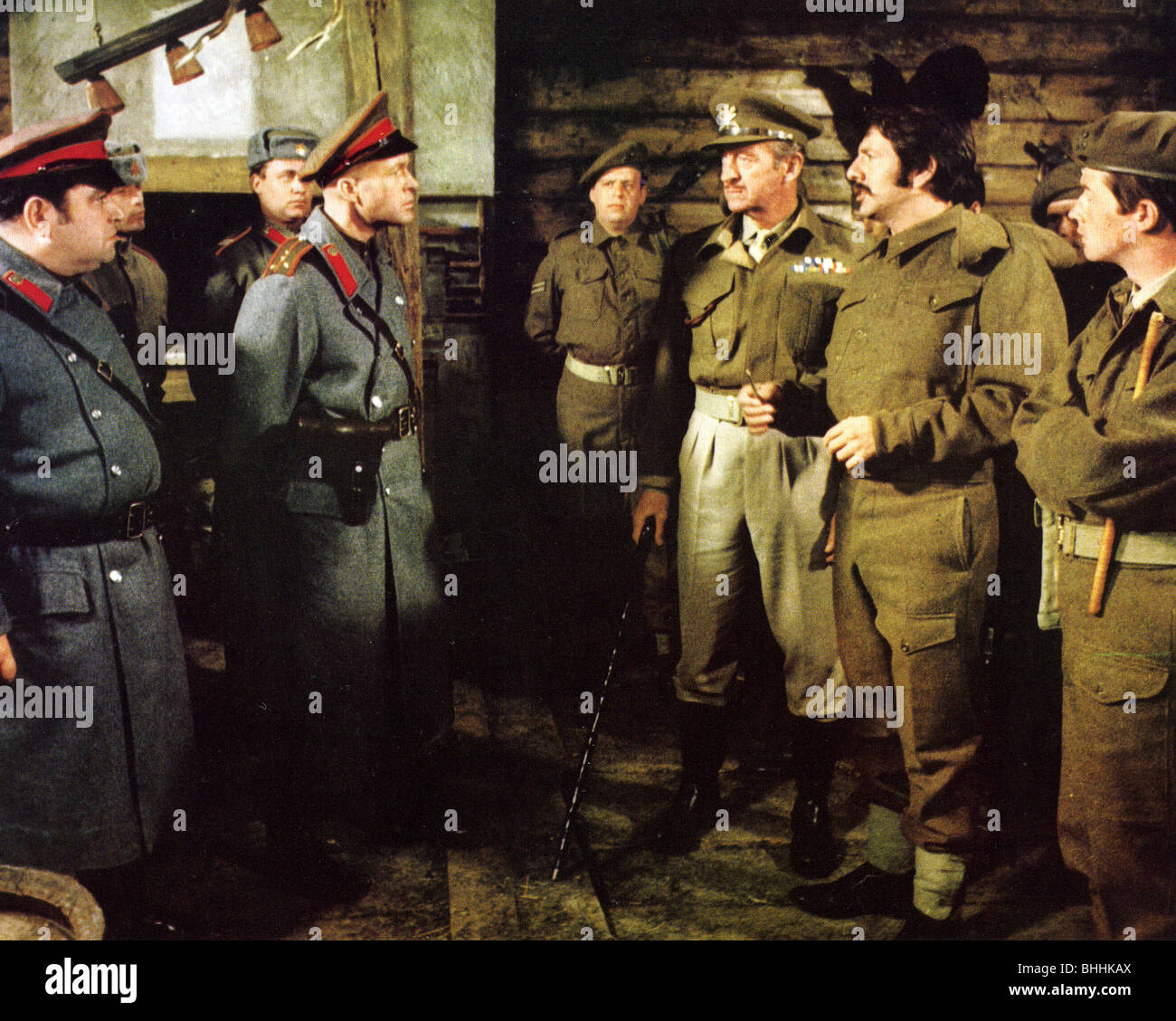 Avant l'hiver arrive - 1968 Columbia film avec David Niven et Topol à droite Banque D'Images