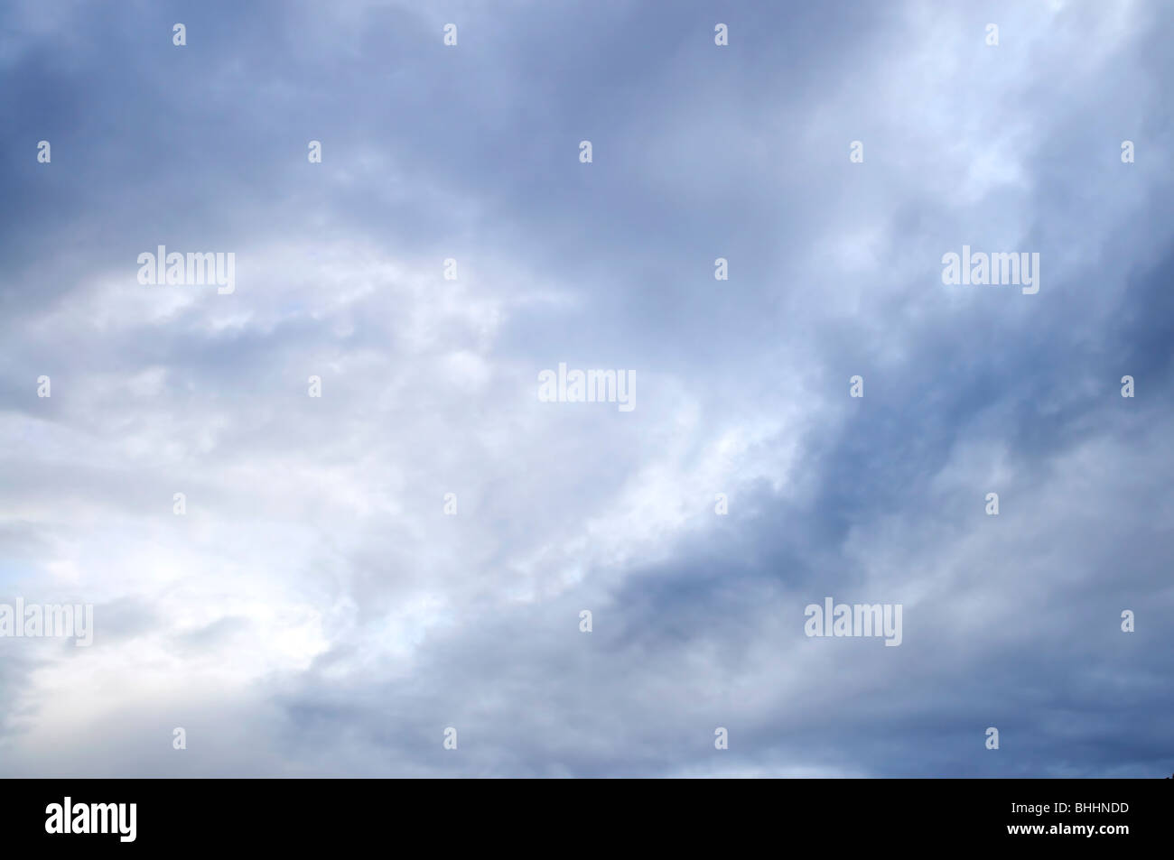 Le temps orageux ciel avec soleil qui brille à travers les nuages Banque D'Images