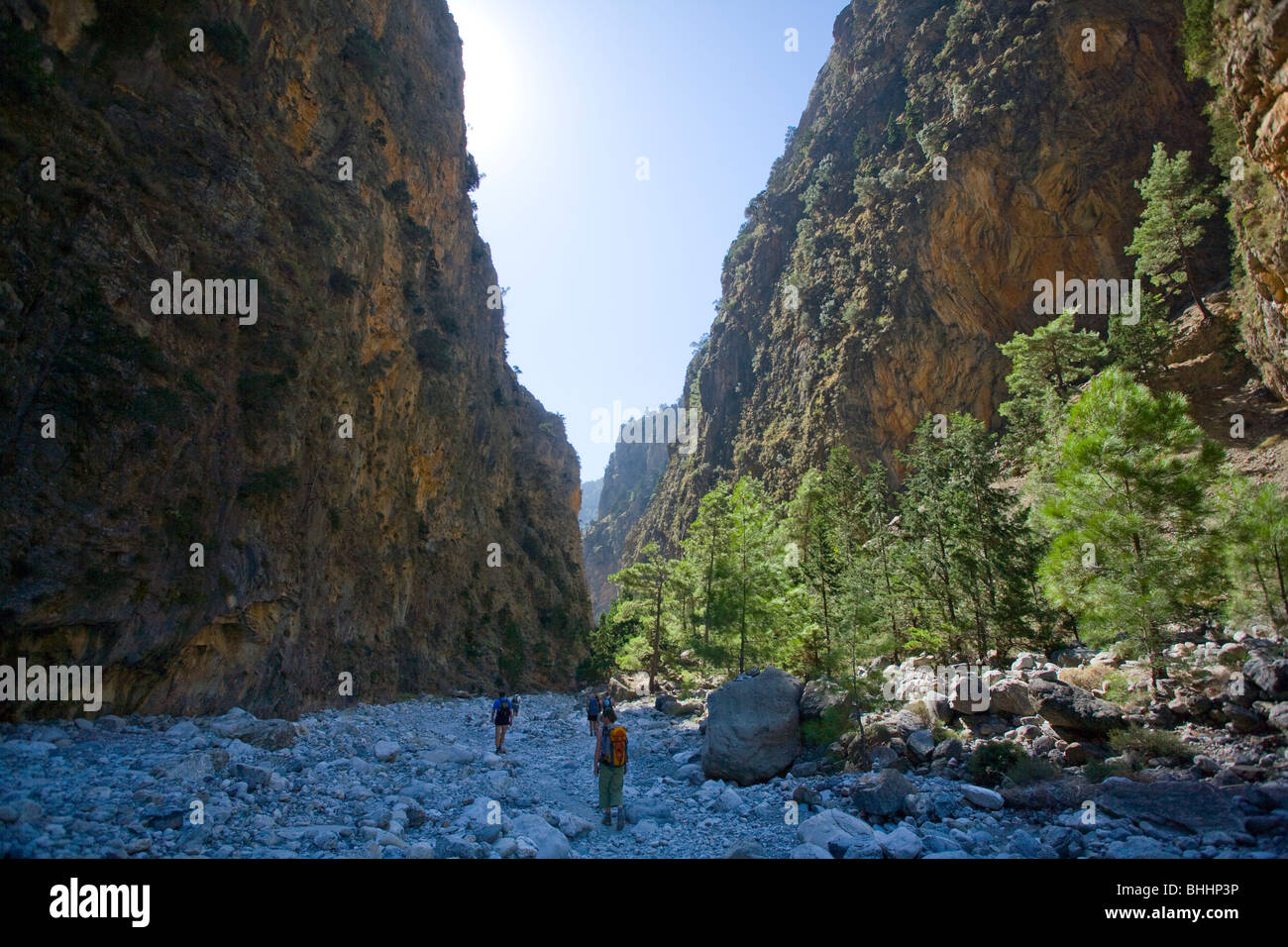 Les randonneurs dans les gorges de Samaria, le Parc National de Samaria, Crète, Grèce. Banque D'Images