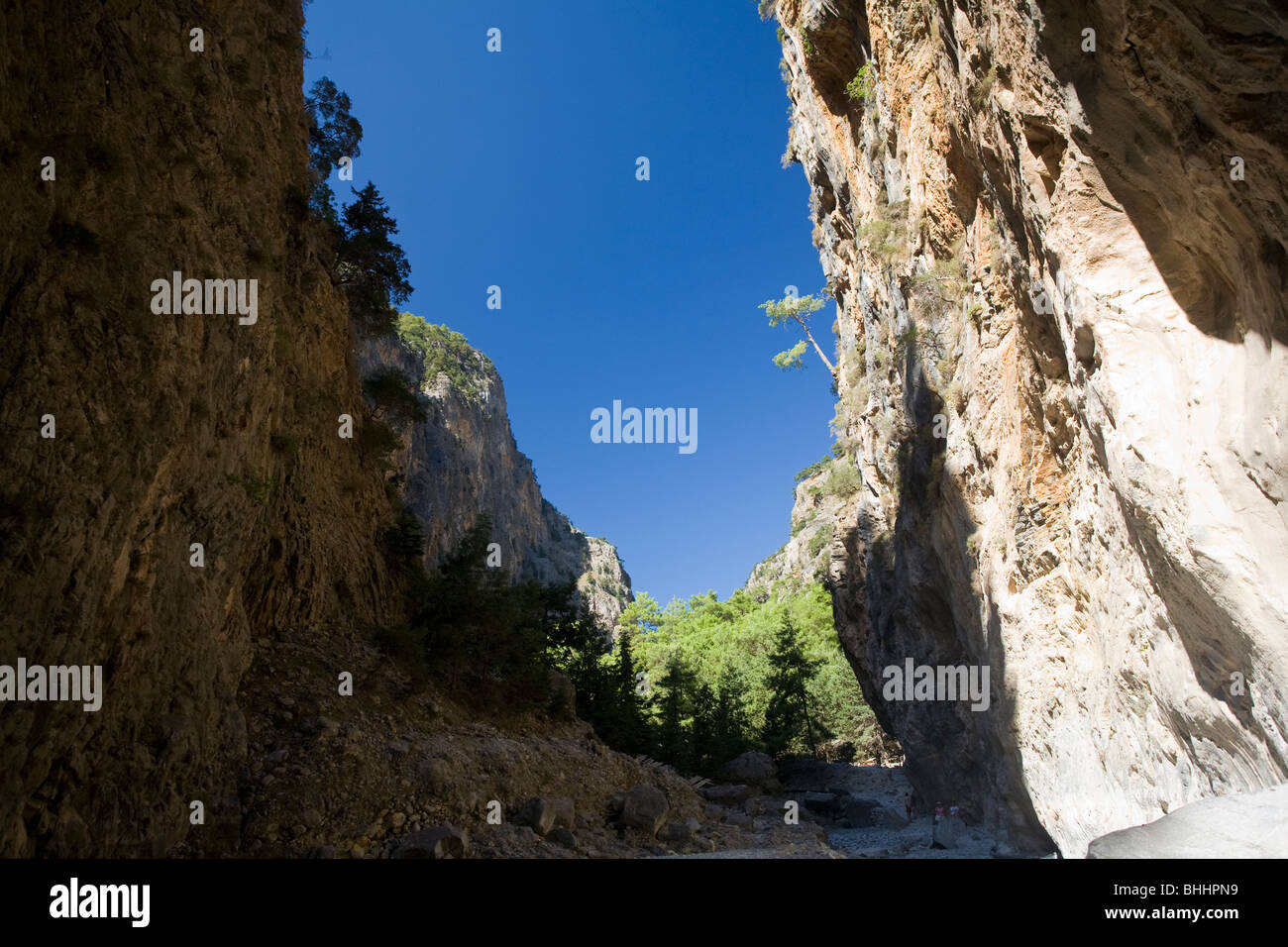 L'ampleur même des murs de pierre de la Gorge de Samaria, Parc National de Samaria, Crète, Grèce. Banque D'Images