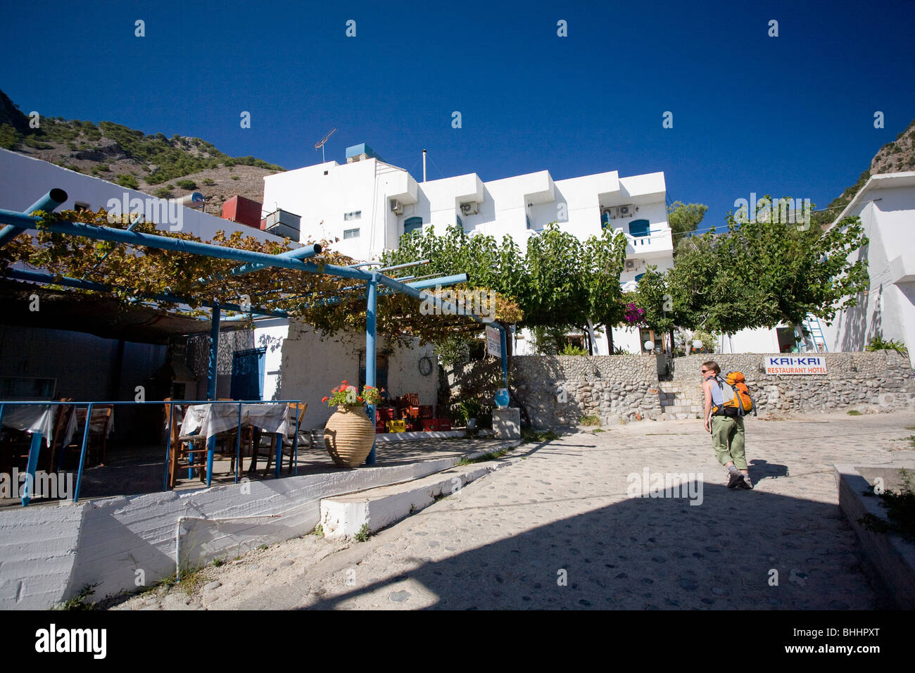Randonneur dans Agia Roumeli au pied des gorges de Samaria, Crète, Grèce. Banque D'Images