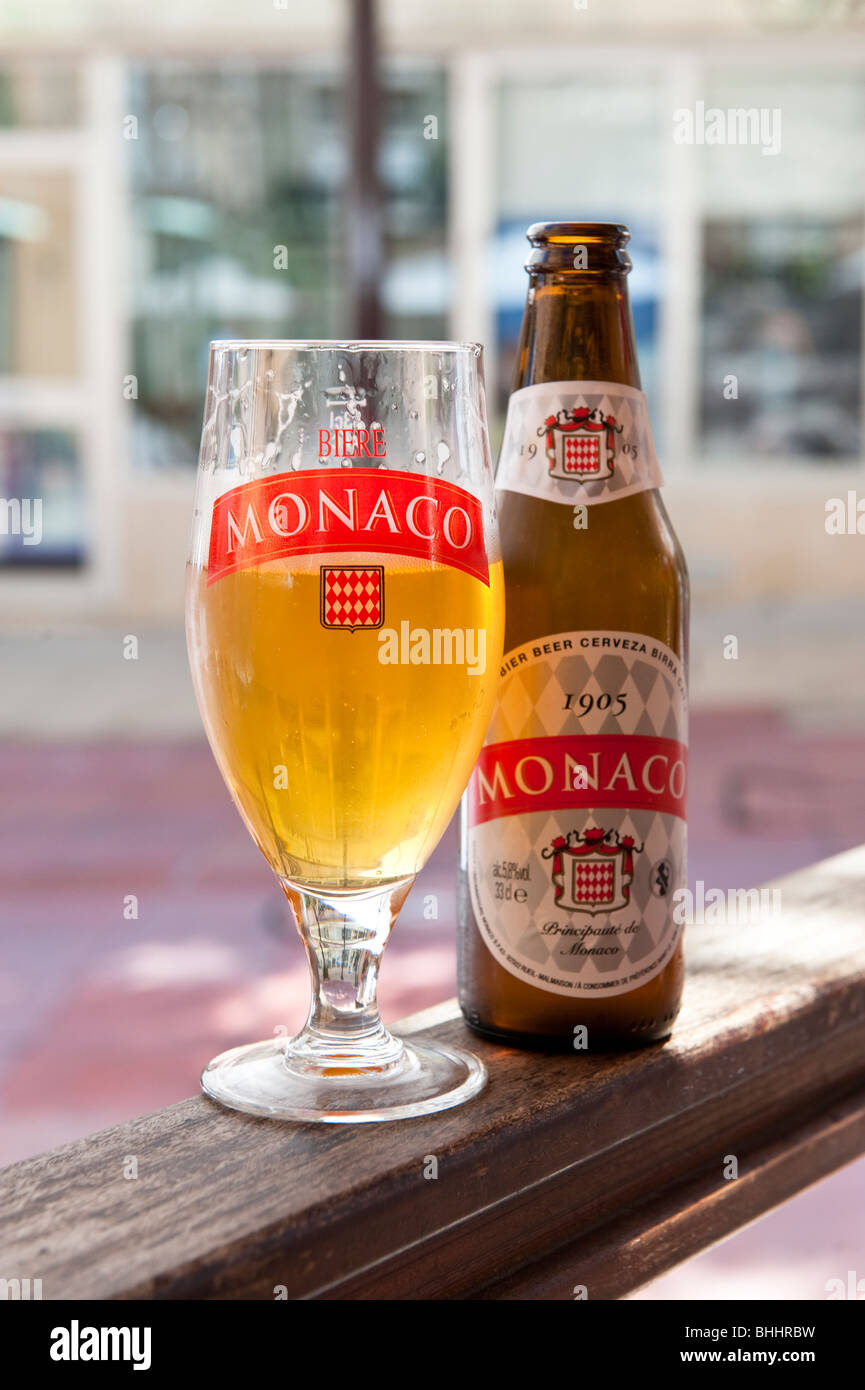 Verre et bouteille de bière froide Monaco ou Biere à Monte Carlo, Monaco  Photo Stock - Alamy