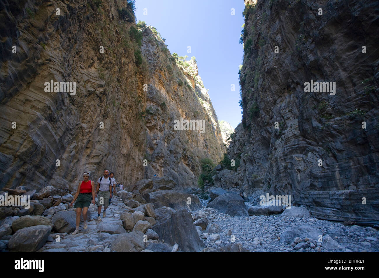 Les randonneurs dans les gorges de Samaria, le Parc National de Samaria, Crète, Grèce. Banque D'Images