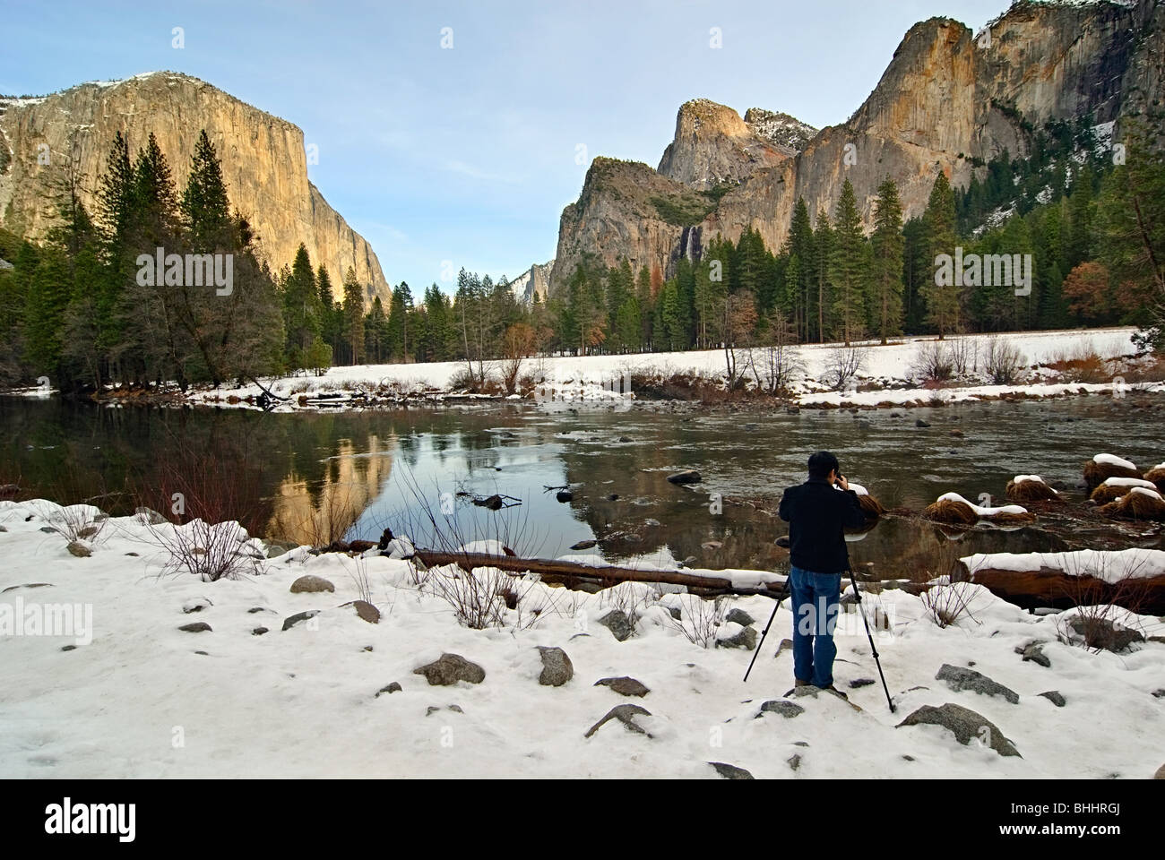 Photographe au travail de capturer une vue spectaculaire de la vallée Yosemite. Banque D'Images