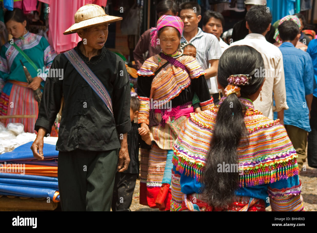 Les membres de la fleur H'Mong groupe ethnique minoritaire au marché de Bac Ha dans le nord du Vietnam. Banque D'Images