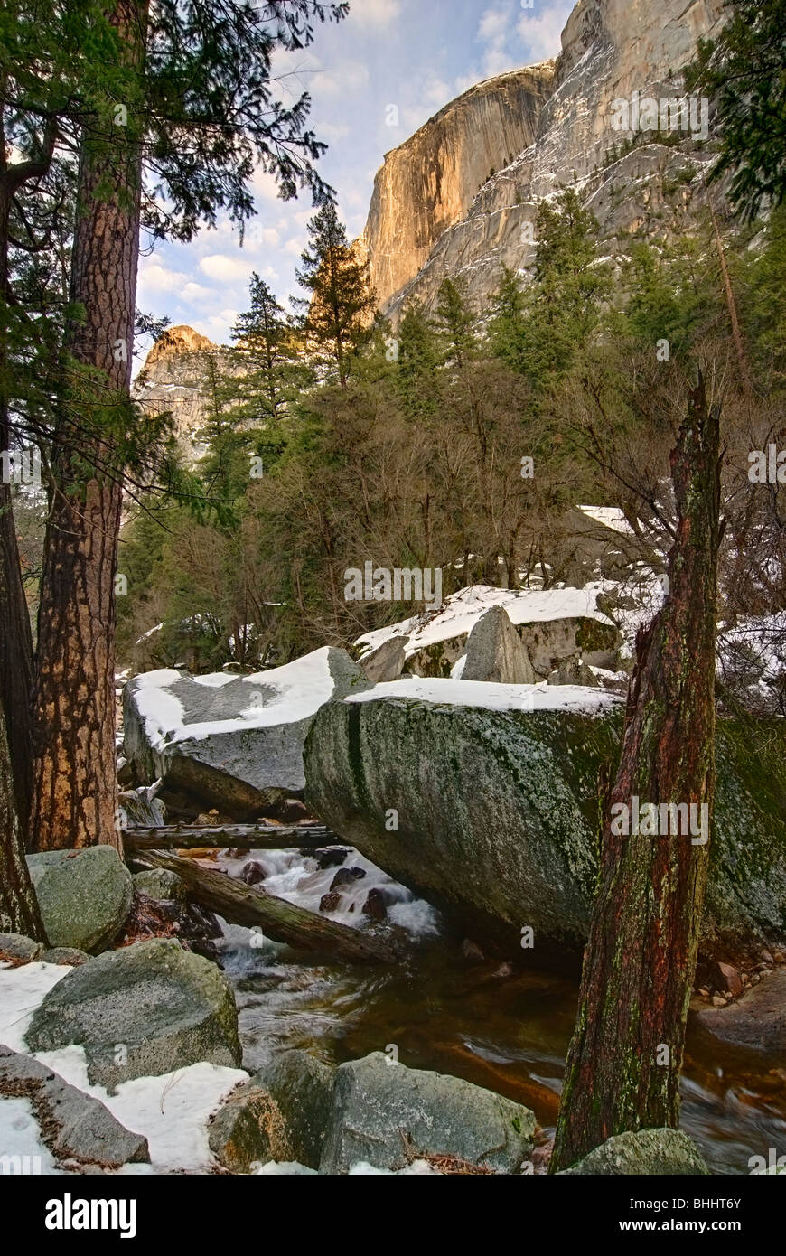 Vue sur la rivière de demi-dôme au coucher du soleil. Banque D'Images