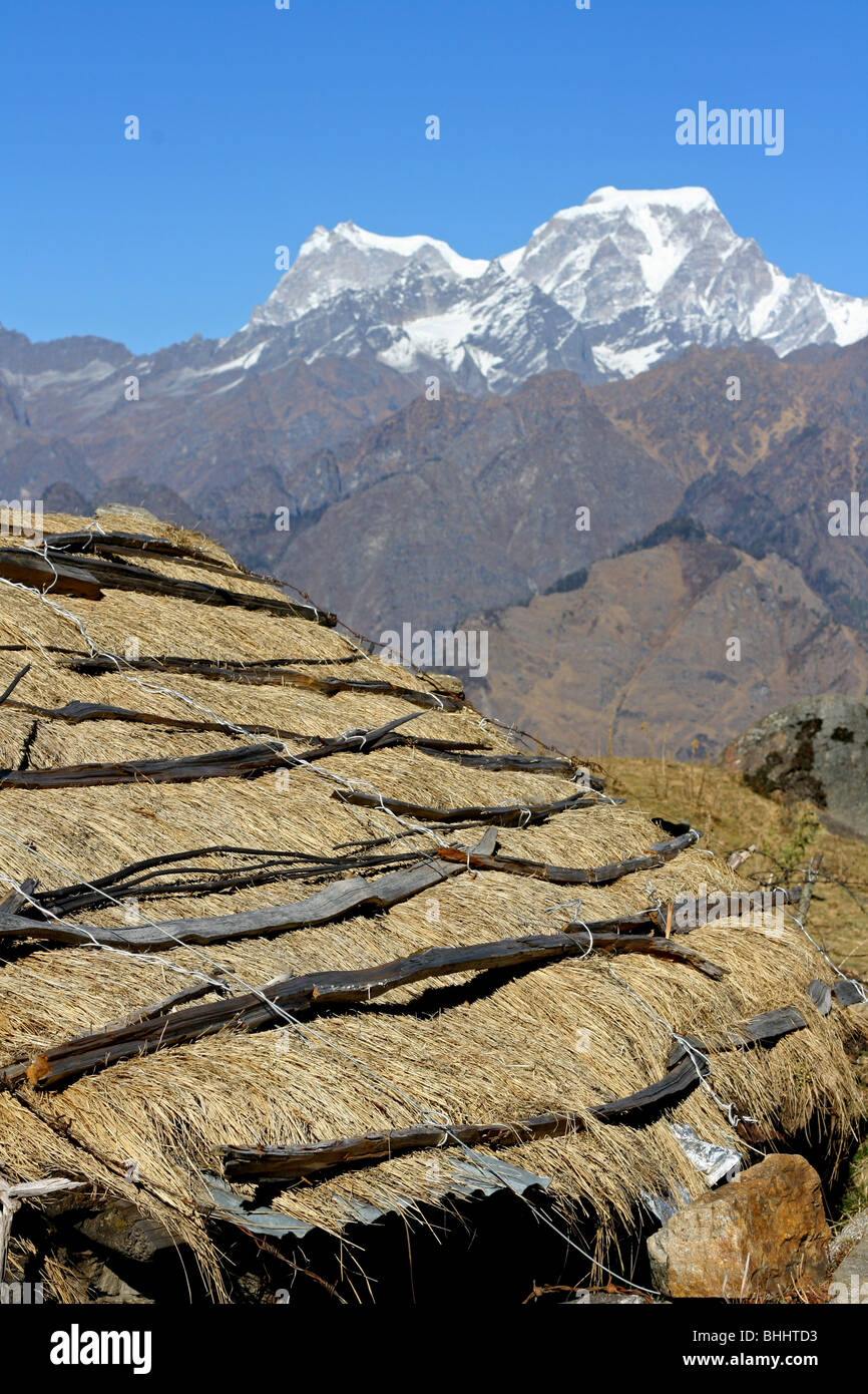 Le refuge rustique Shepard dans les montagnes de l'Himalaya de l'Uttaranchal, Inde Banque D'Images