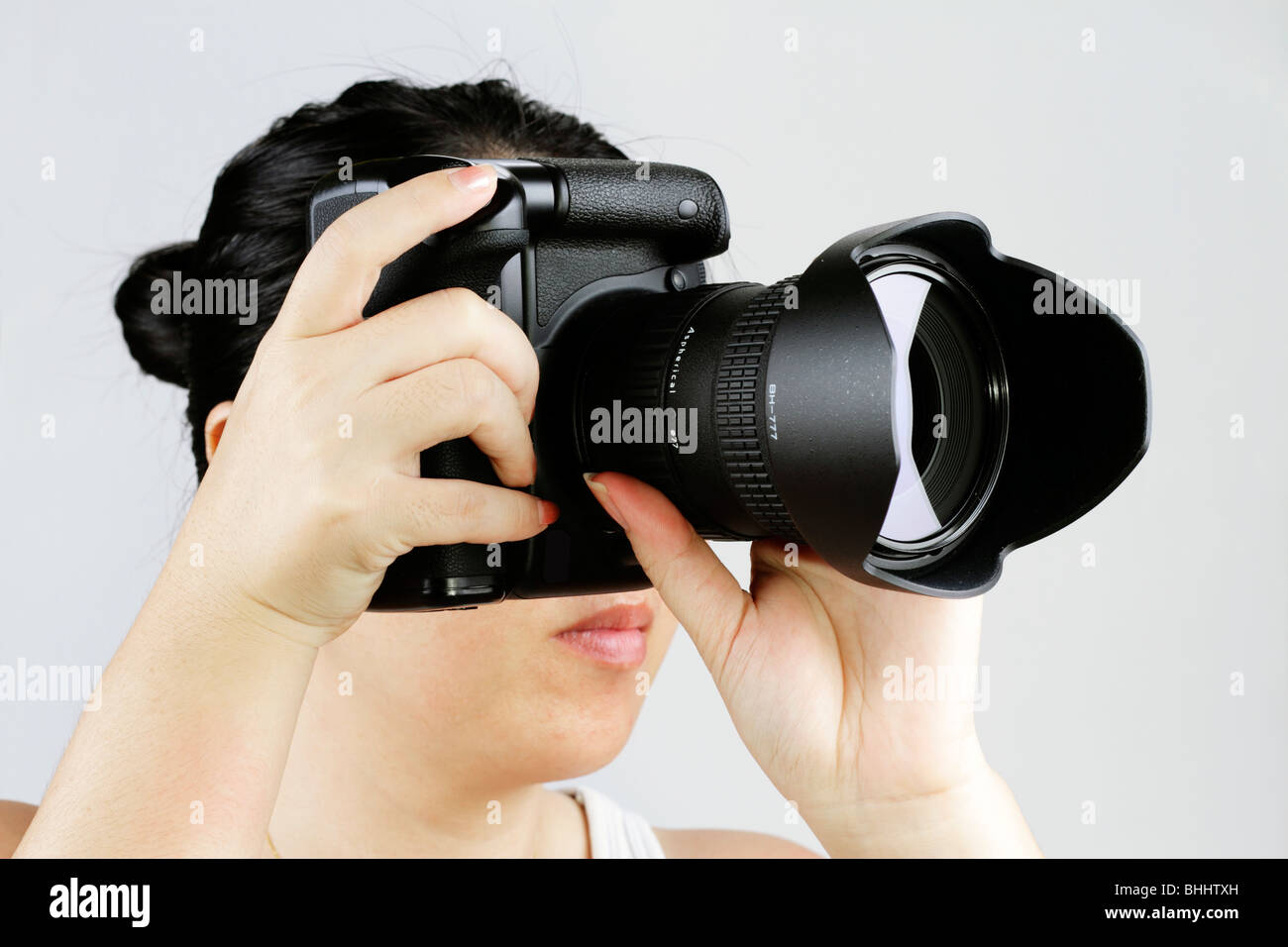 Une femme photographe holding a camera Banque D'Images