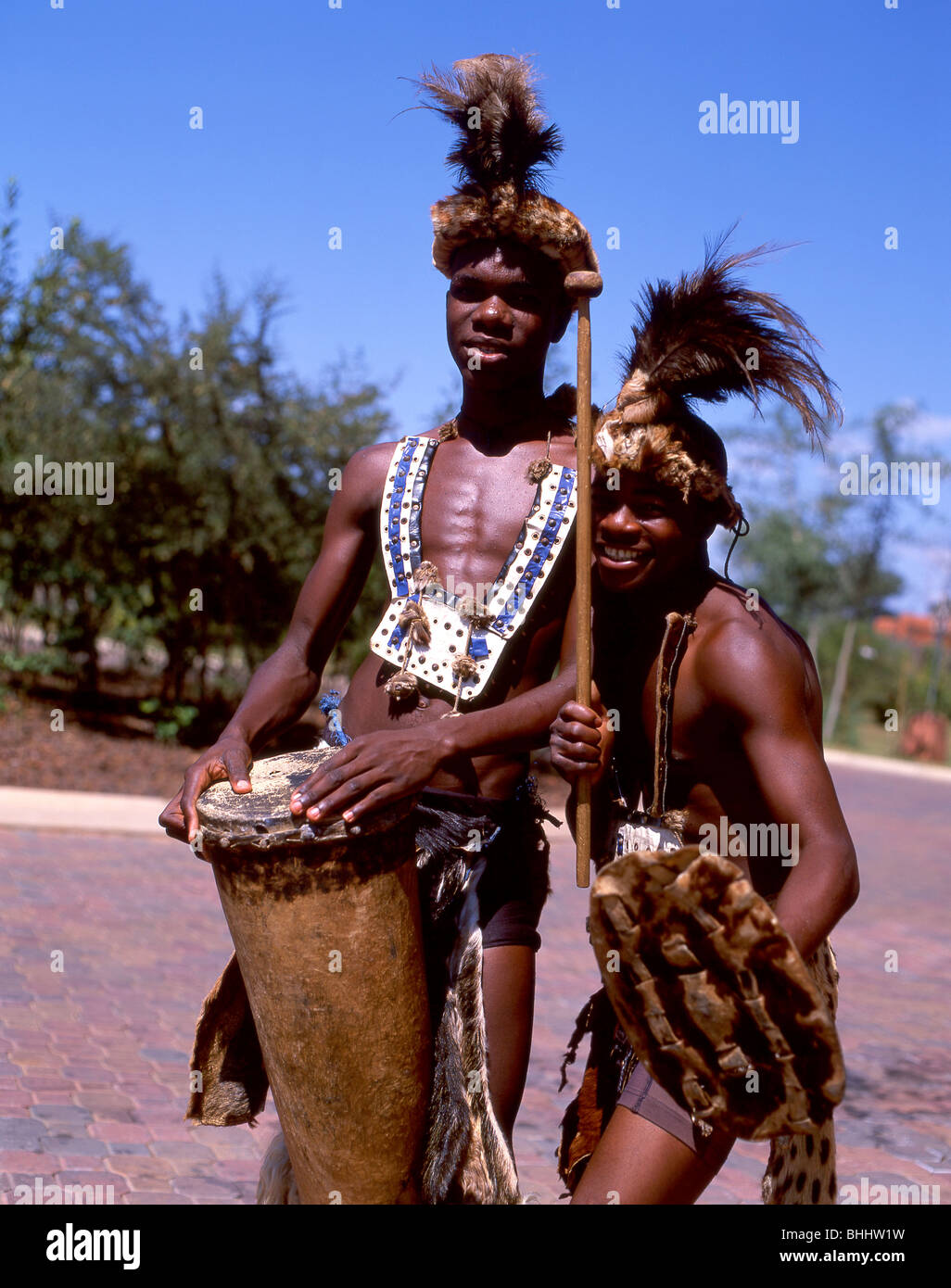 Les hommes en costume national à jouer de la batterie, Victoria Falls, Livingstone, Province du Sud, République de Zambie Banque D'Images
