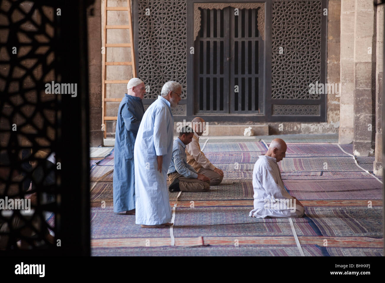 Les musulmans priant au Farag ibn Barquq complex, dans le nord de cimetière, Le Caire, Égypte Banque D'Images