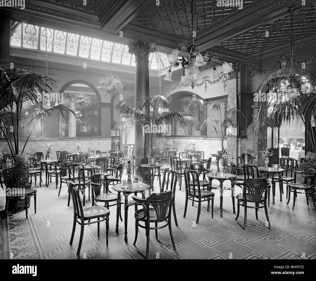 Le jardin d'hiver dans le Monico Restaurant. Shaftesbury Avenue, Westminster, Londres, 1915. Artiste : Bedford Lemere et compagnie Banque D'Images