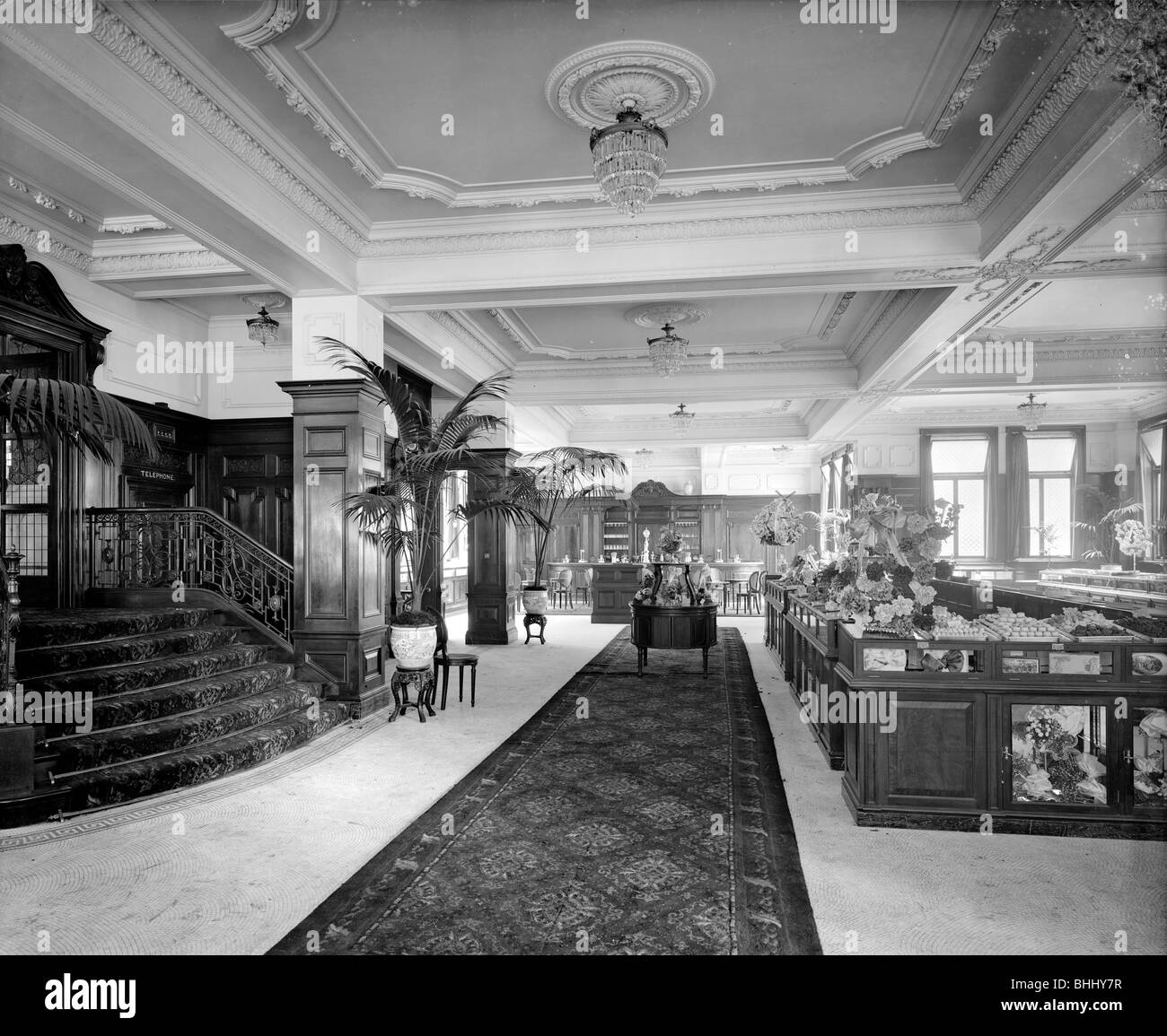 L'intérieur de maison Lyons, Oxford Street, Westminster, London, 1916. Artiste : Bedford Lemere et compagnie Banque D'Images