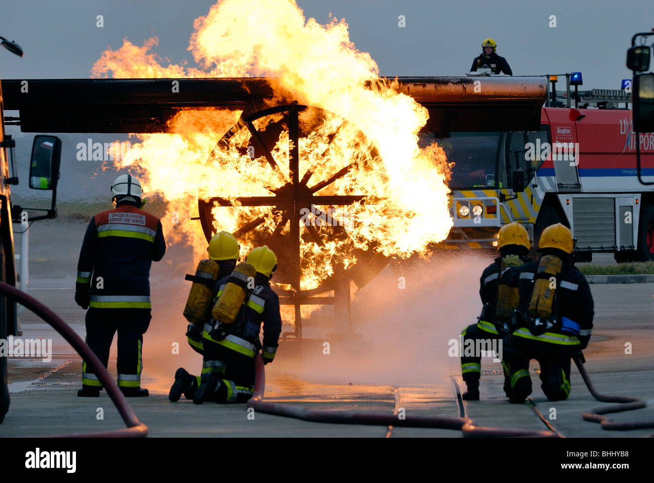 La pratique des pompiers la lutte contre l'incendie d'un moteur d'avion à l'aéroport Banque D'Images