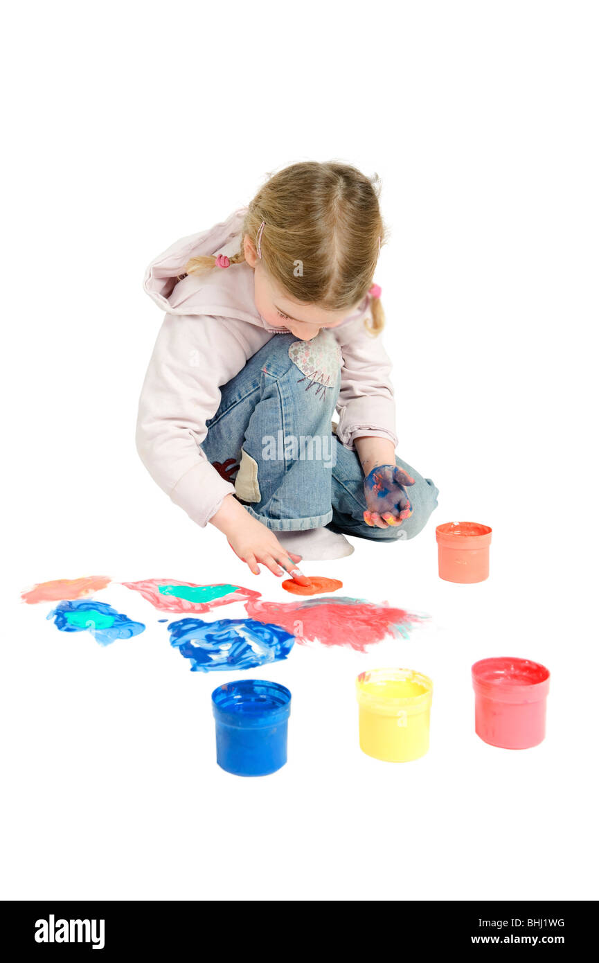 Studio photo d'un jeune enfant avec peinture de doigt Banque D'Images