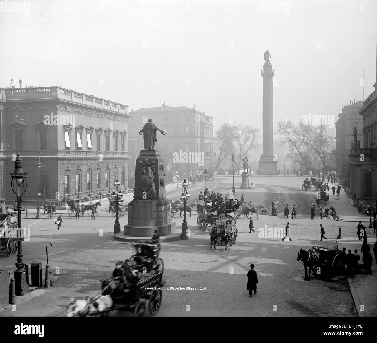 Waterloo Place, Londres, après 1881. Artiste : Inconnu Banque D'Images