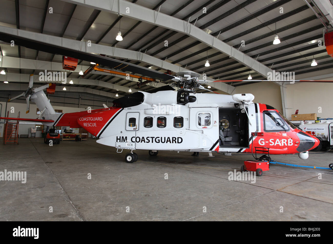 Hélicoptère Sikorsky S 92 utilisé par les garde-côtes britanniques de recherche et sauvetage, de l' établissement"Sumburgh basé au en Shetland, au large de la côte écossaise Banque D'Images Hélicoptère Sikorsky S 92 utilisé par les garde-côtes britanniques de recherche et sauvetage, de l' établissement"Sumburgh basé au en Shetland, au large de la côte écossaise Banque D'Images