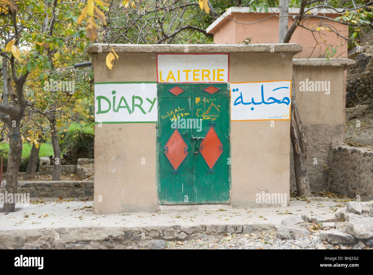 Café avec lait mal écrit dans un petit village à l'automne dans les montagnes du Haut Atlas, Maroc Banque D'Images