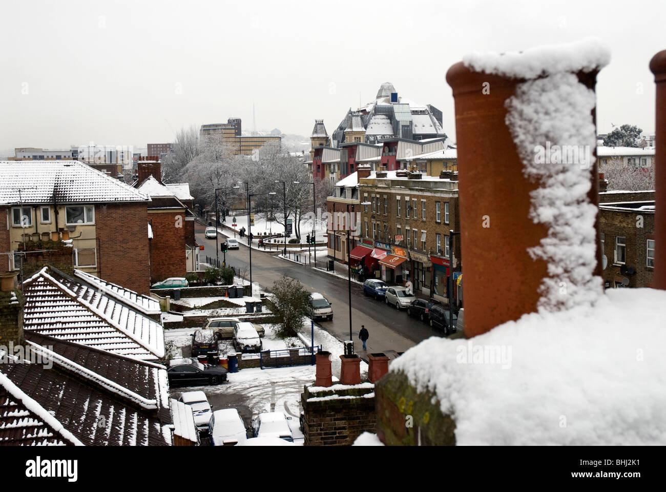 Vue d'une cheminée plus d'un snow bound London street. Banque D'Images