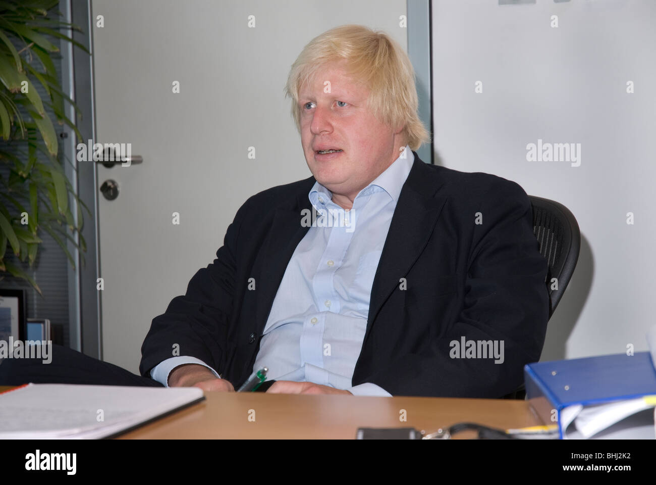 Boris Johnson, Maire de Londres, à son bureau à l'Hôtel de Ville. Banque D'Images