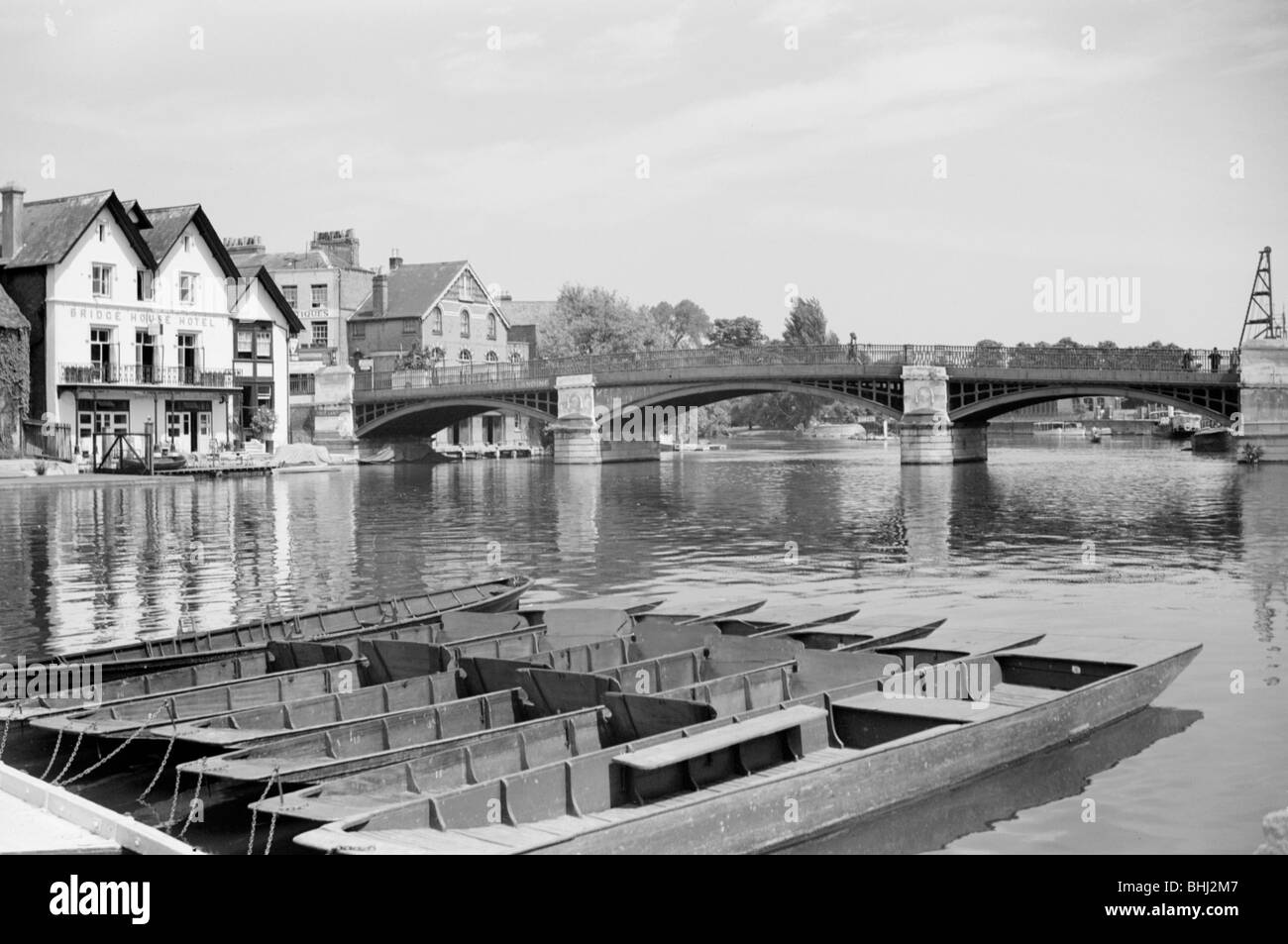 Afficher le long de la Tamise à Windsor, à vers Pont de Windsor, Berkshire, c1945-c1965. Artiste : SW Rawlings Banque D'Images