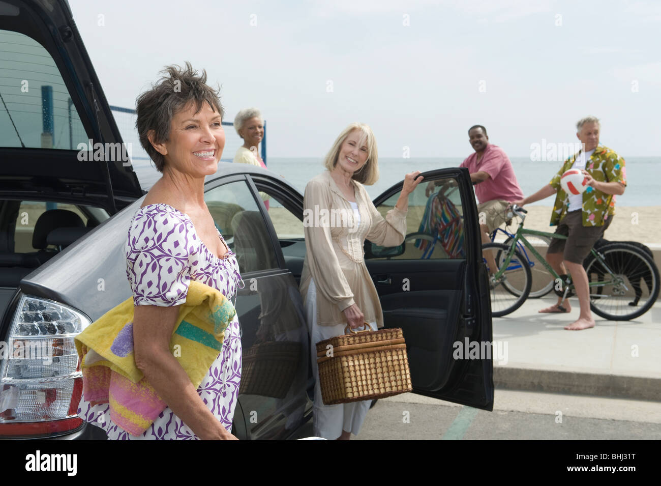 Les femmes âgées déballez location observés par les hommes sur les bicyclettes Banque D'Images
