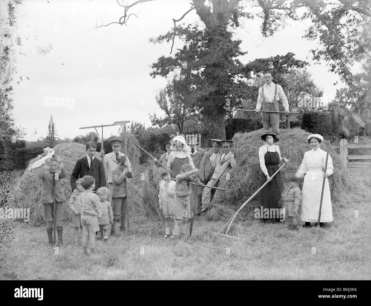 Les soldats convalescents d'aider les femmes et les enfants avec la fenaison, Great Dixter, East Sussex, 1916. Artiste : Nathaniel Lloyd Banque D'Images
