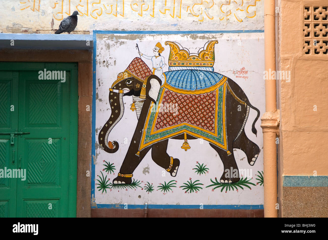 Panneau de bienvenue à l'éléphant. La couleur bleu-peint rues de la vieille ville de Jodhpur, Rajasthan, India Banque D'Images