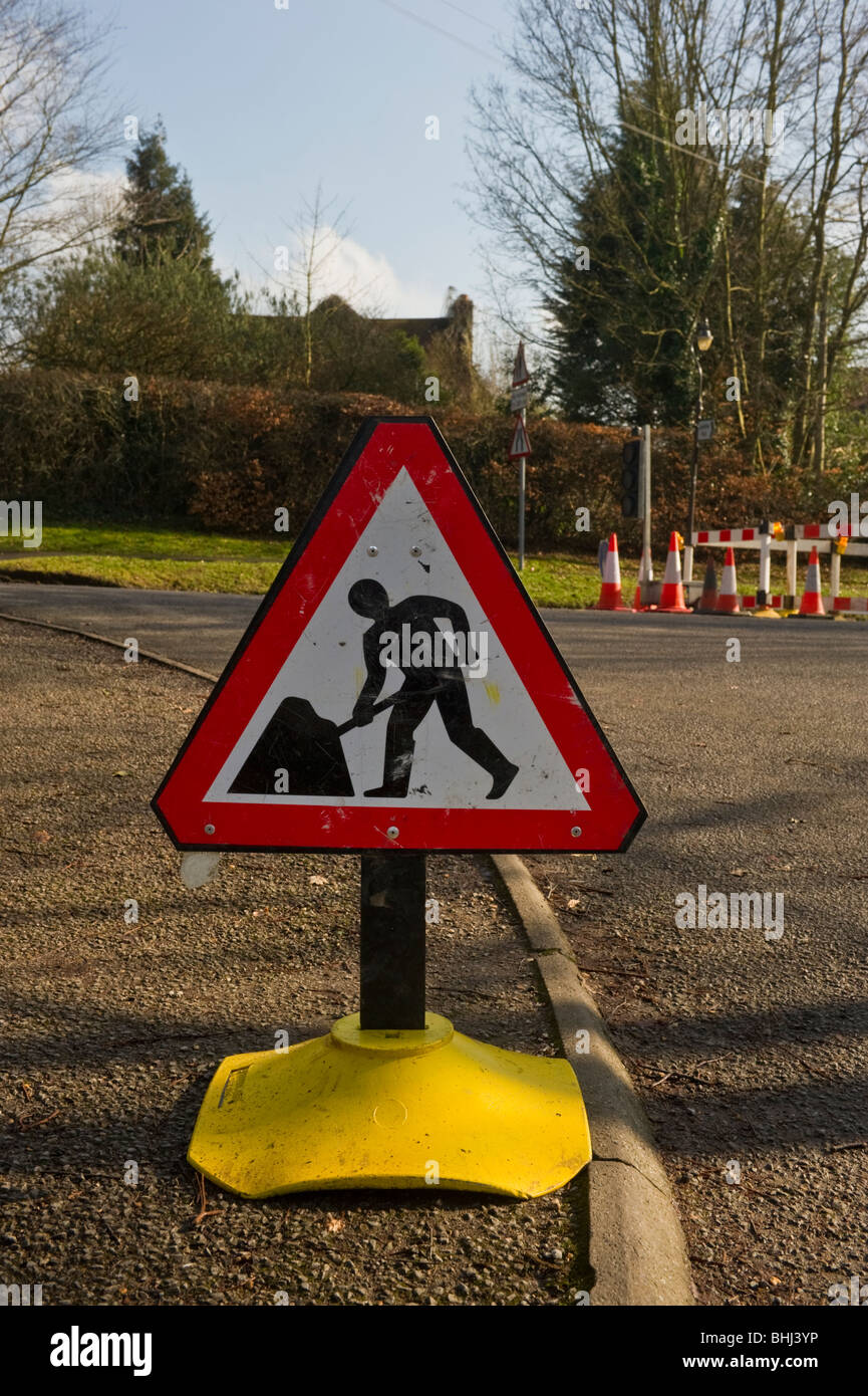 Travaux sur la route de l'avant en signe de circulation routière Seer Green Buckinghamshire UK Banque D'Images