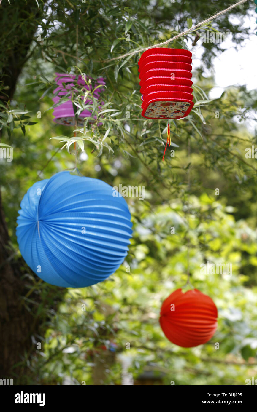 Lanternes suspendues à un arbre Banque D'Images