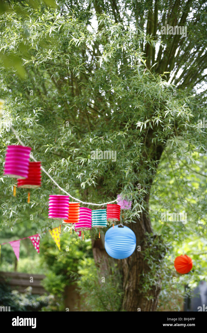 Lanternes suspendues à un arbre Banque D'Images