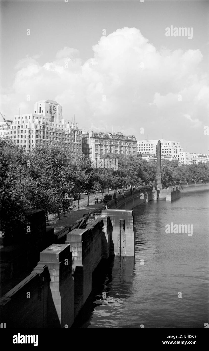 Le Victoria Embankment à vers Cleopatra's Needle, Londres, c1945-c1965. Artiste : SW Rawlings Banque D'Images