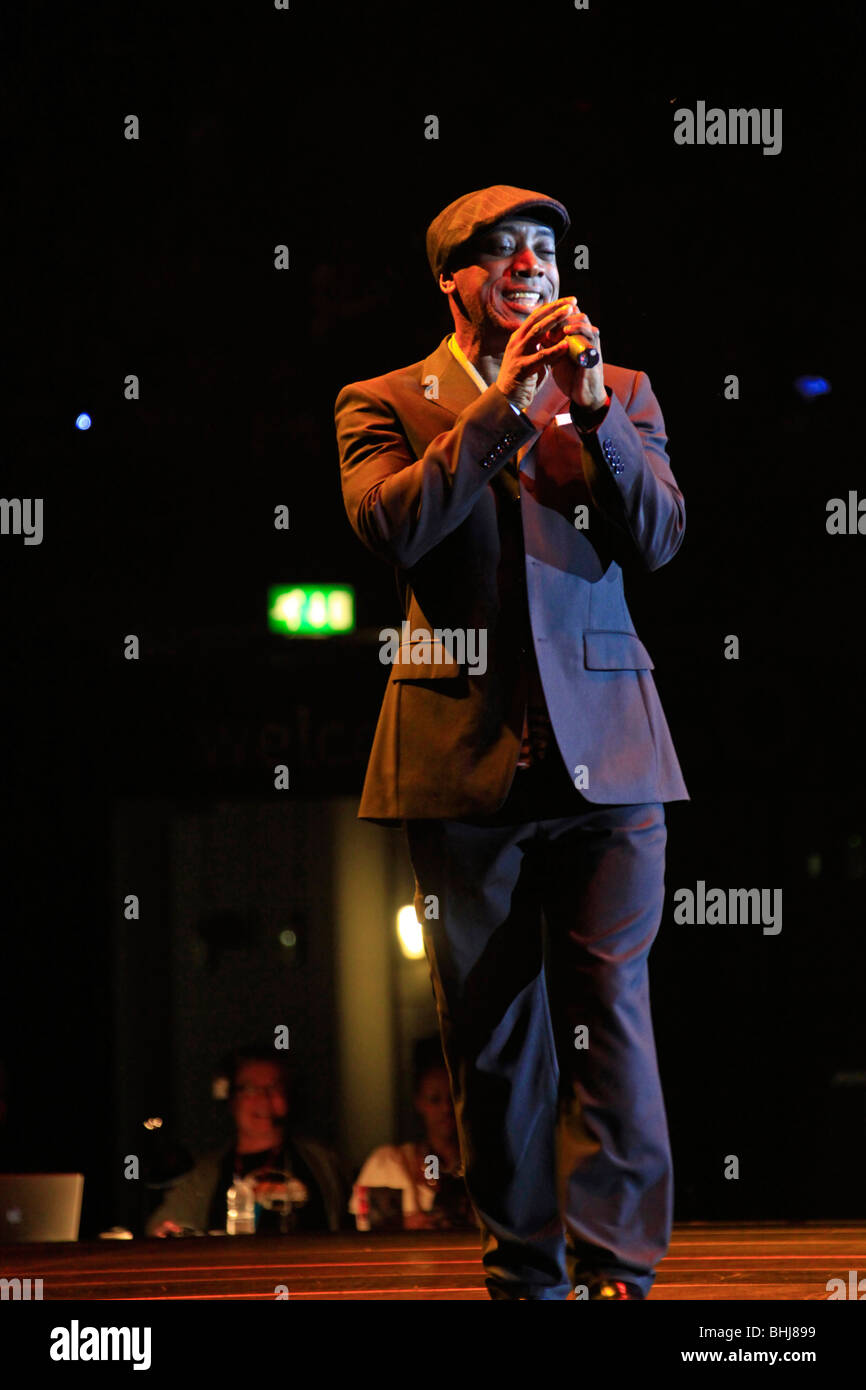 Chanteur de Gospel Denniz Ellington à de jeunes voix tournée de concerts à l'O2 de Londres, 1er décembre 2009. 99641 verticale Banque D'Images