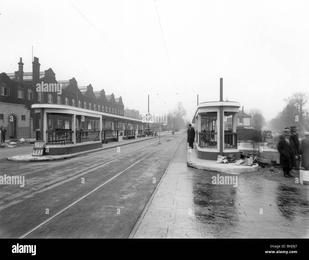 Abris voyageurs à la station de métro Manor House, Londres, Stoke Newington, c1932. Artiste : Herbert Felton Banque D'Images