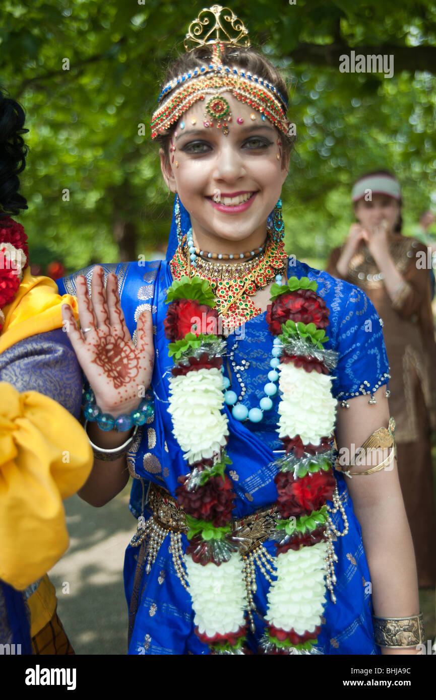 Char Rathayatra festival, Londres. Jeune femme avec des fleurs et décorations jeweled garland Banque D'Images