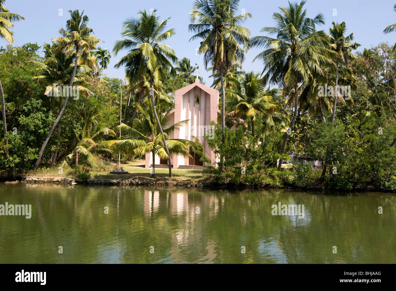 Église dans les Backwaters Keralan Banque D'Images