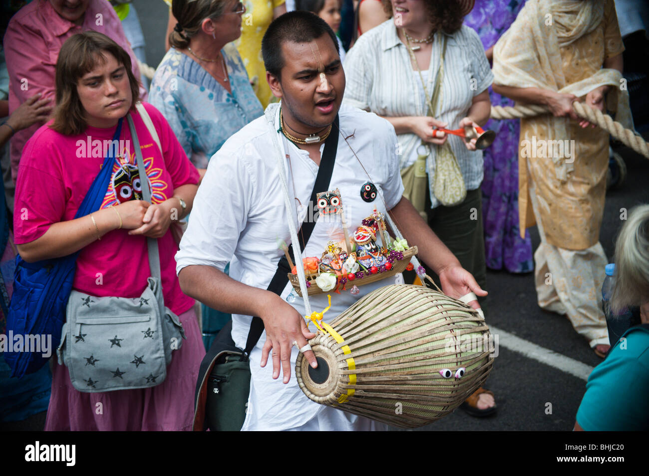 Char Rathayatra festival, Londres. Un batteur aux côtés de promenades le char des cordes Banque D'Images