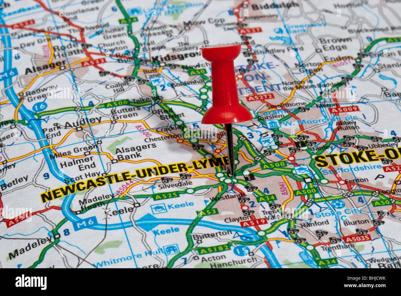 Carte rouge broche en route vers Ville de Newcastle-under-Lyme Banque D'Images