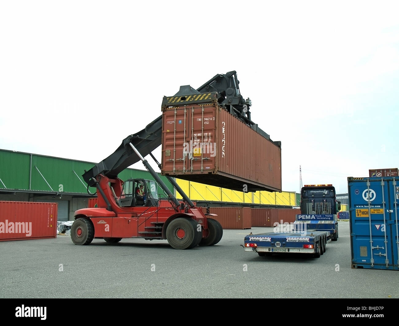 L'expédition de conteneurs dans le centre d'emballage, Tollerort dans le port de Hambourg, Allemagne. Banque D'Images