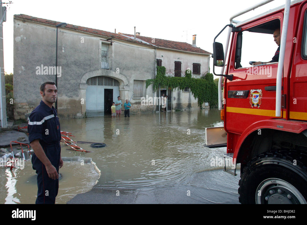 Les inondations à Lunel, Hérault (34), DE RECONNAISSANCE DANS LES RUES PAR LE SERVICE D'INCENDIE, FRANCE Banque D'Images