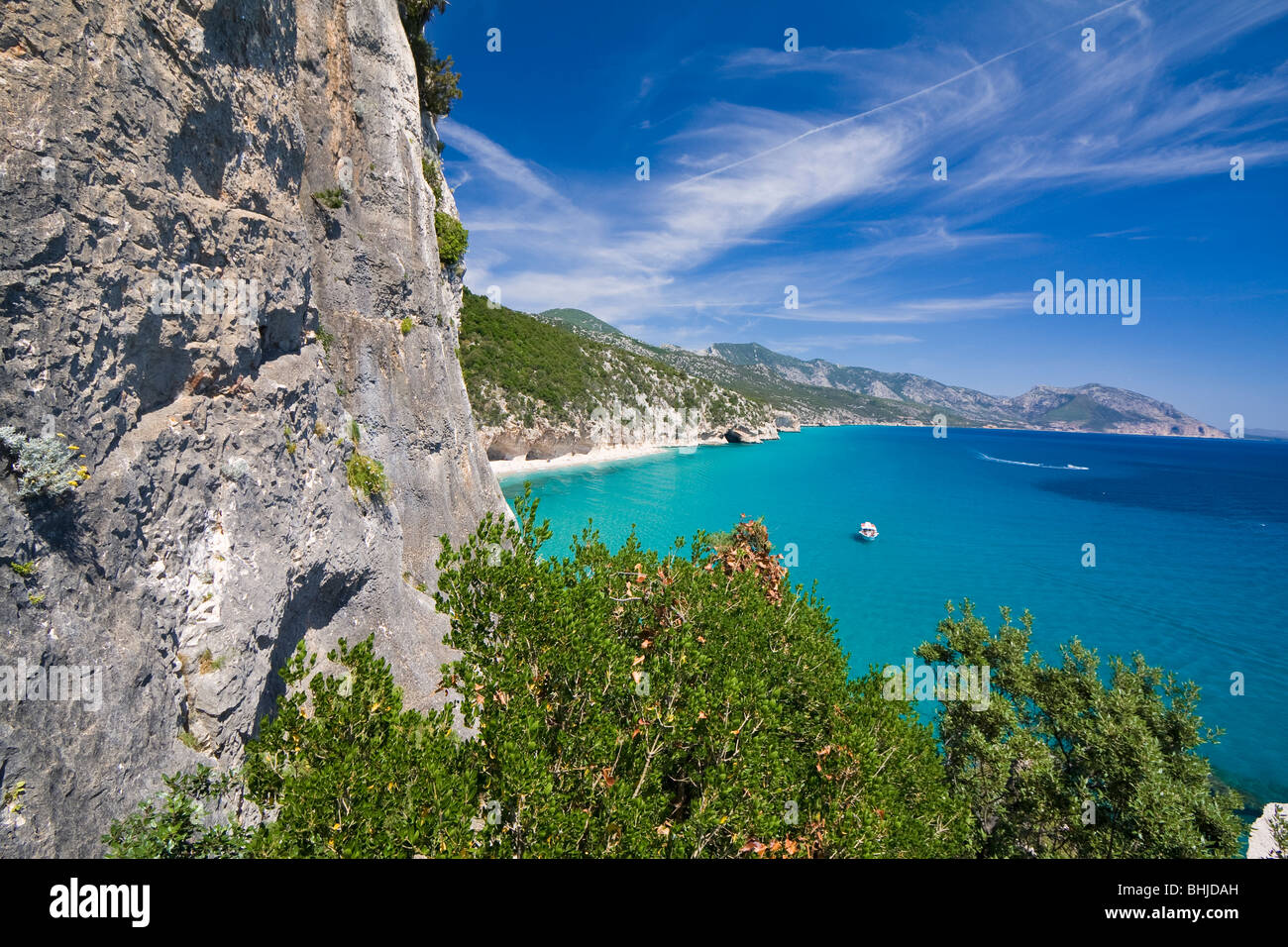 Baie vide Cala Luna Plage, Sardaigne, île de l'Italie. Eau bleu clair dans la baie de Cala Luna, Mer Méditerranée. Banque D'Images