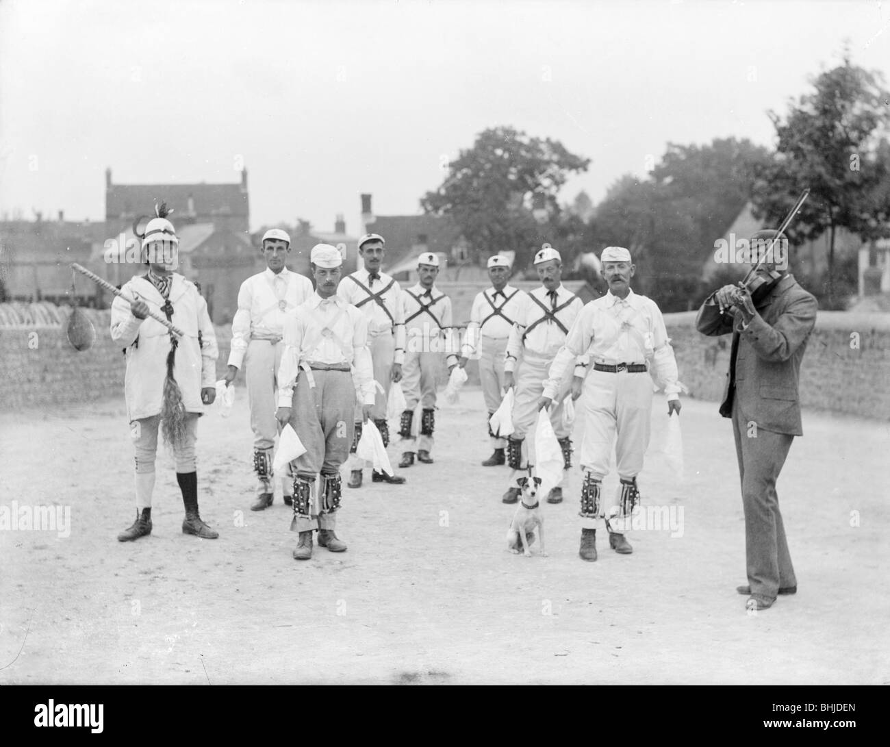 Danseurs Morris à l'extérieur de la maison publique Chequers à Headington Quarry, 1898. Artiste : Henry Taunt Banque D'Images