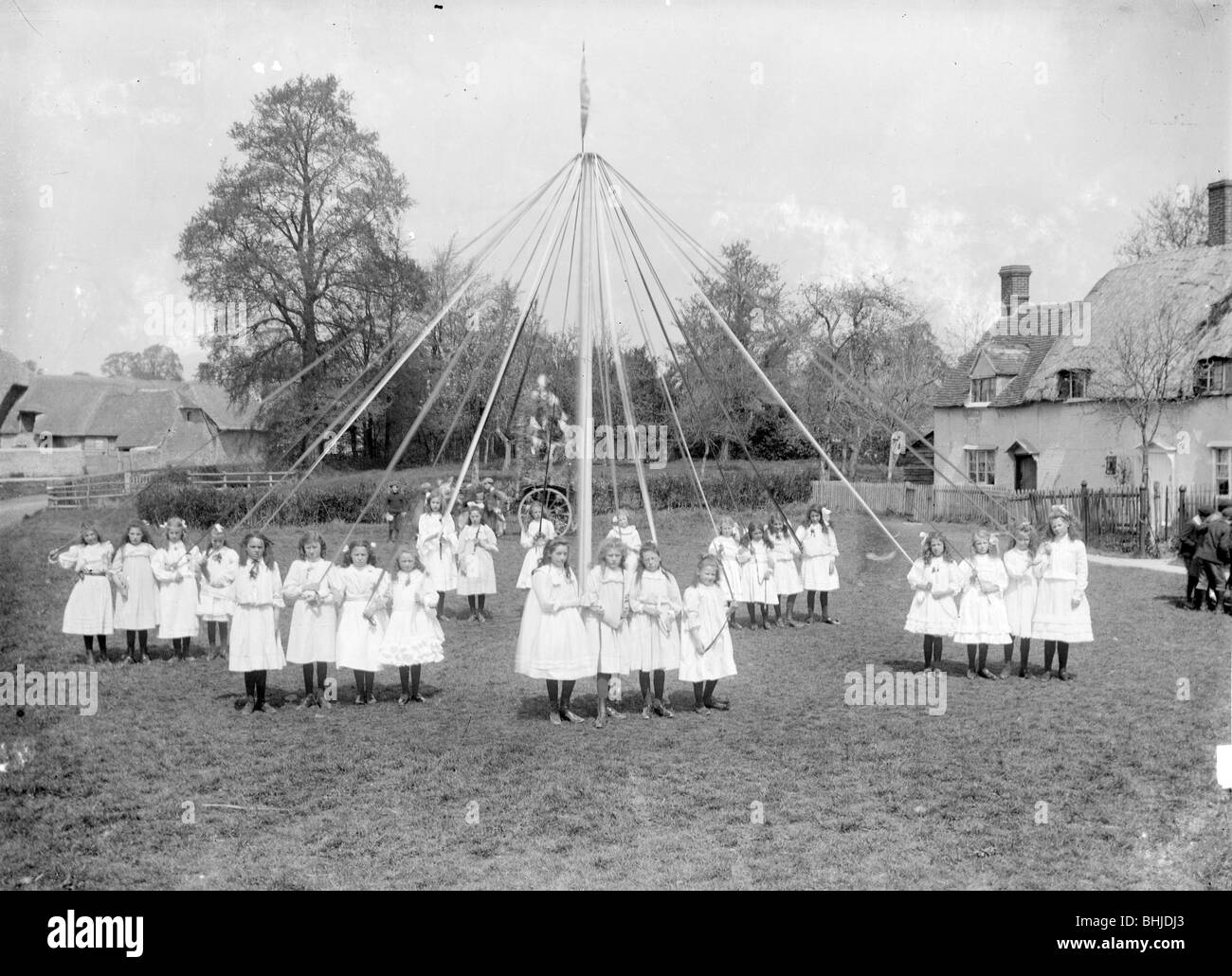 Village Enfants participant à l'maypole dance at East Hanney, Oxfordshire, c1860-c1922. Artiste : Henry Taunt Banque D'Images
