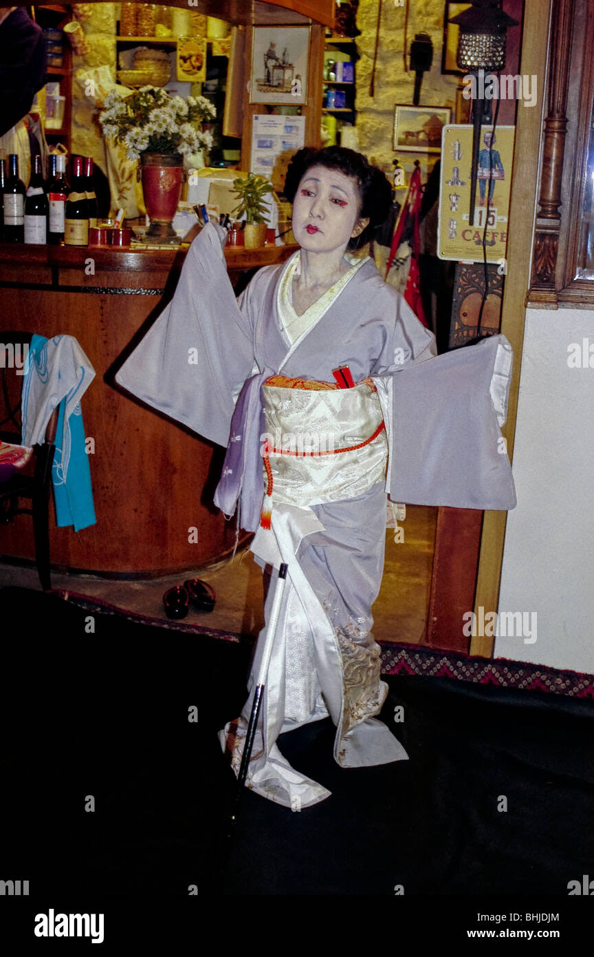 PARIS, France - Restaurant Bistro Français avec spectacle en direct, à Ménilmontant, Troubadour 'Café' Café, danseur traditionnel japonais Banque D'Images