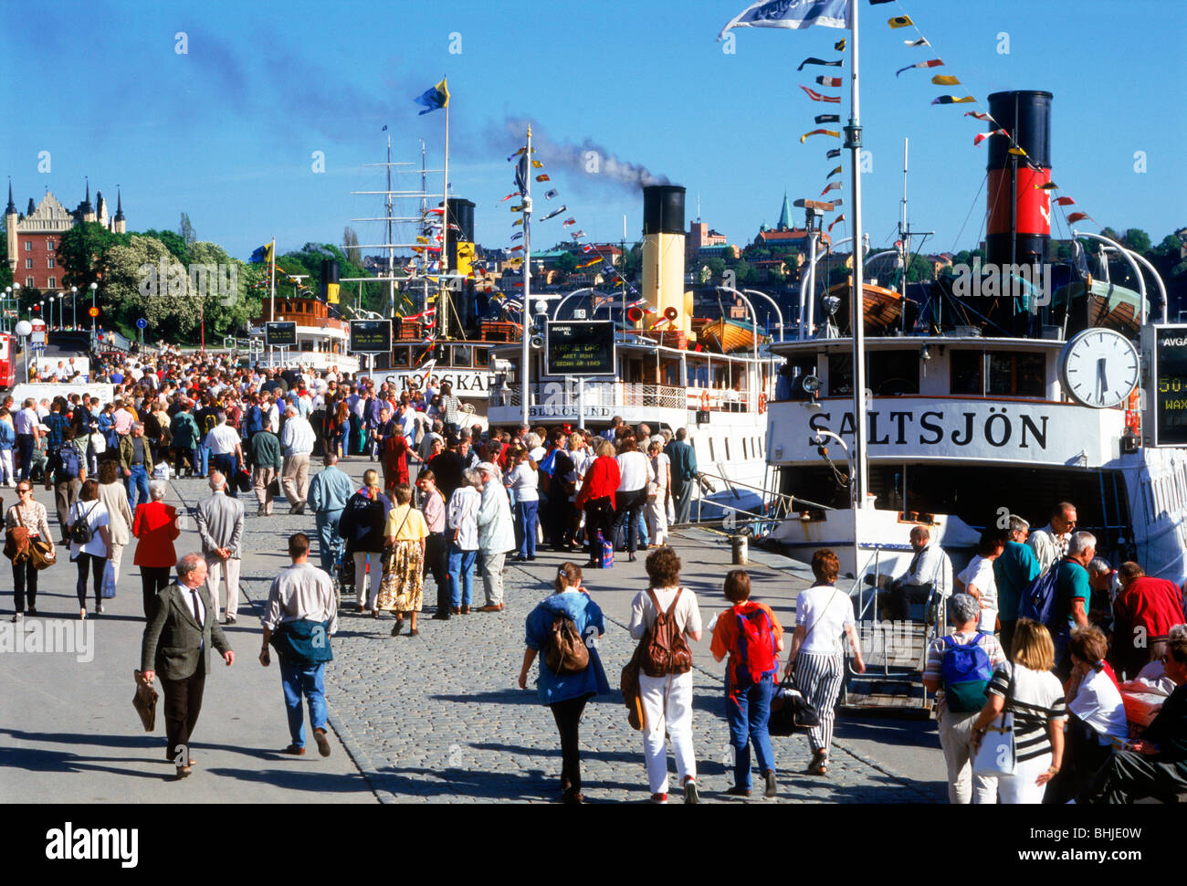 Les passagers et les paquebots à Blasieholmen Island en face du Grand Hôtel sur bateau de l'archipel de Stockholm en journée Banque D'Images