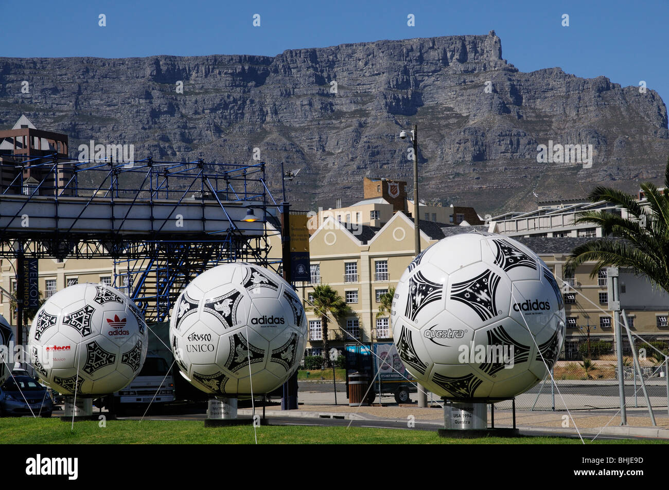 Cape Town Afrique du Sud World Cup 2010 lieu dans la ville de ballons surdimensionnés dominé par la Montagne de la table Banque D'Images