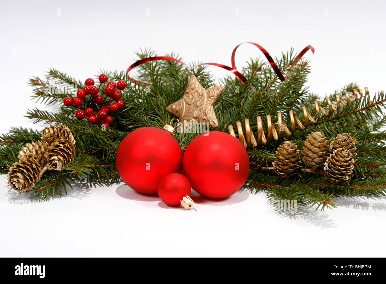 Décoration de Noël avec les brindilles de l'épinette et babioles Banque D'Images