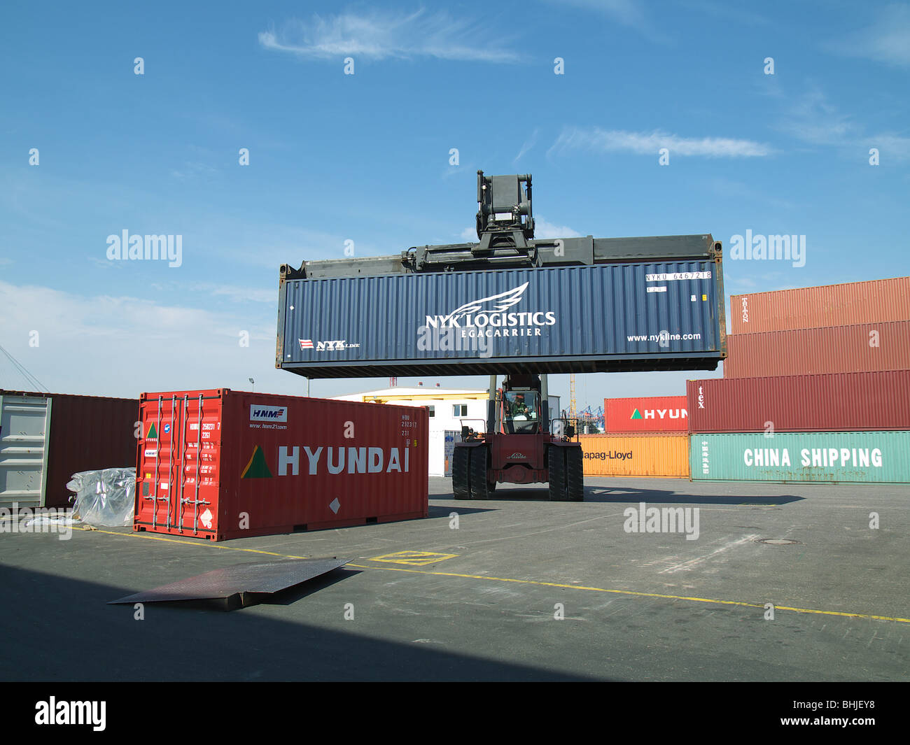 L'expédition de conteneurs dans le centre d'emballage, Tollerort dans le port de Hambourg, Allemagne. Banque D'Images